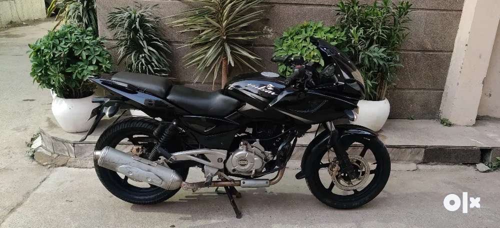 PULSAR 220 2014(OCT) MODEL IS IN MINT CONDITION.