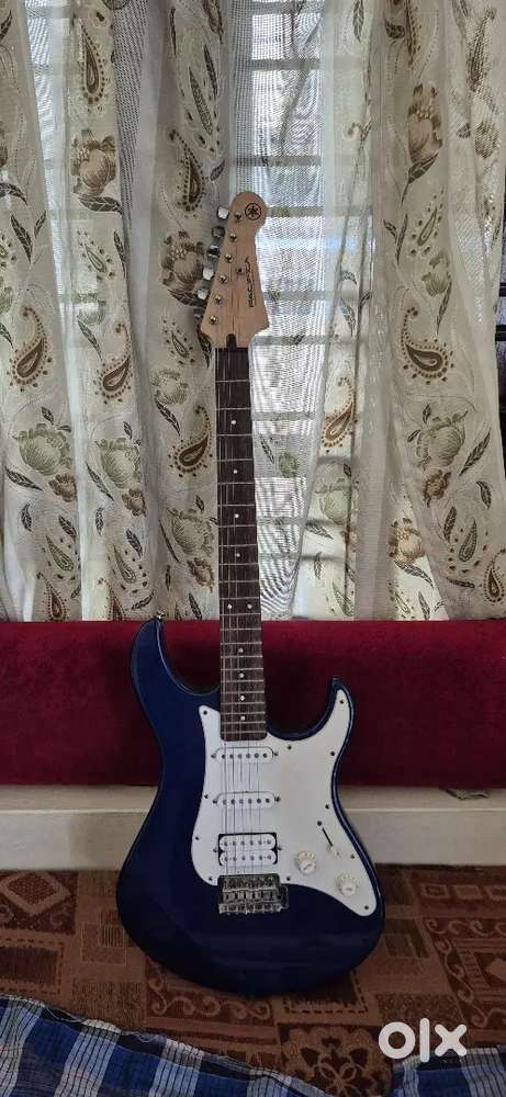 YAMAHA PACIFICA 012 ELECTRICAL GUITAR