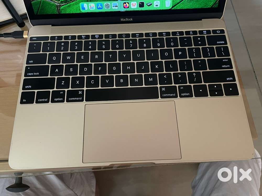 Macbook pro 2015 light weight and light in mint condition