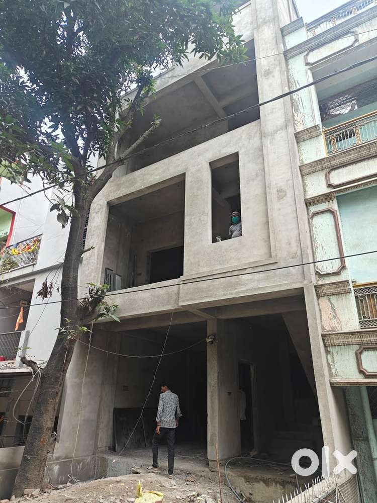 Long front , big space for vehicles parkimg