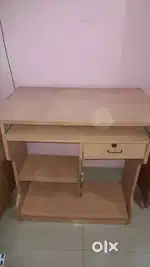 computer table in good condition