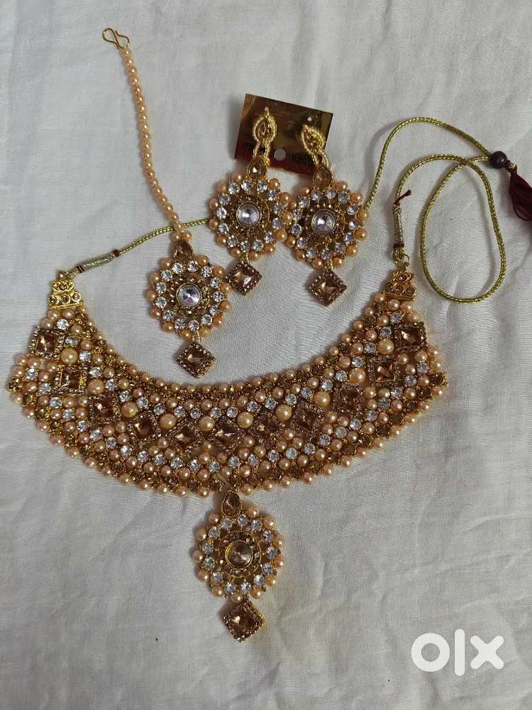 Necklace set with earrings and maang tikka