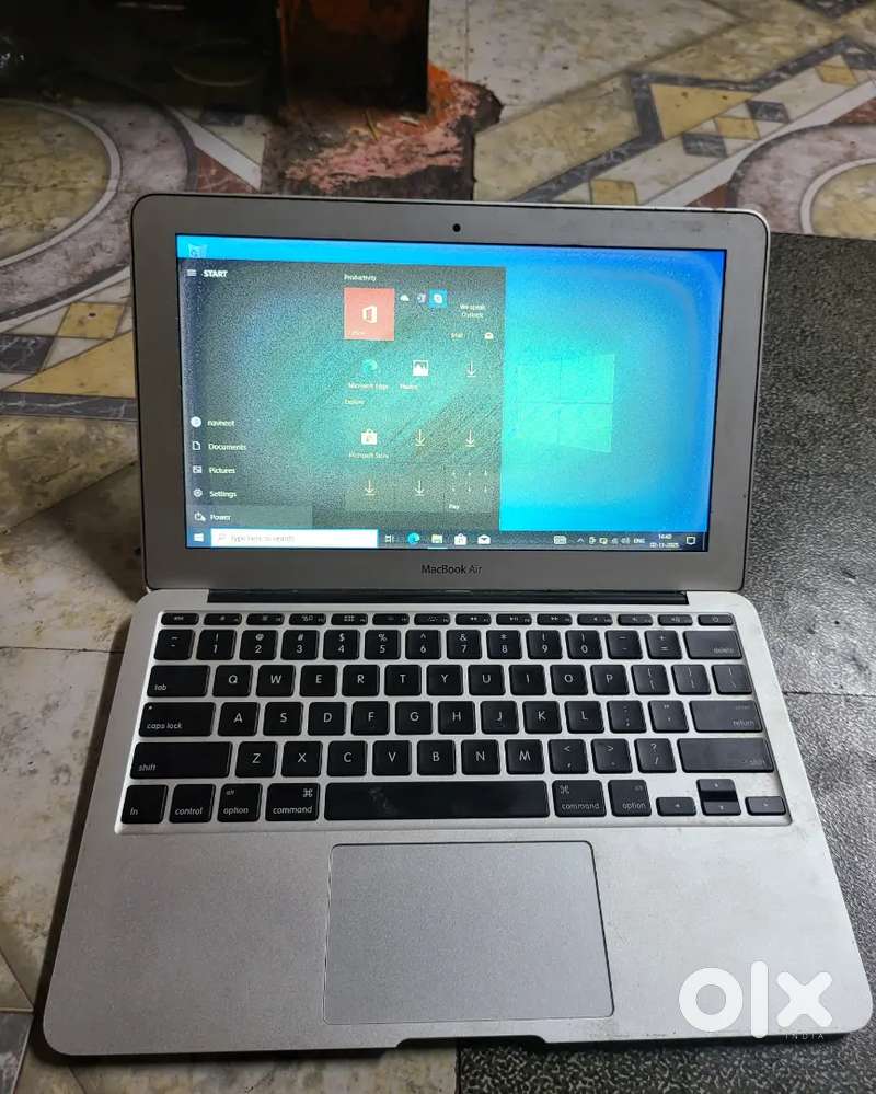 Apple Macbook air laptop  4gb ram