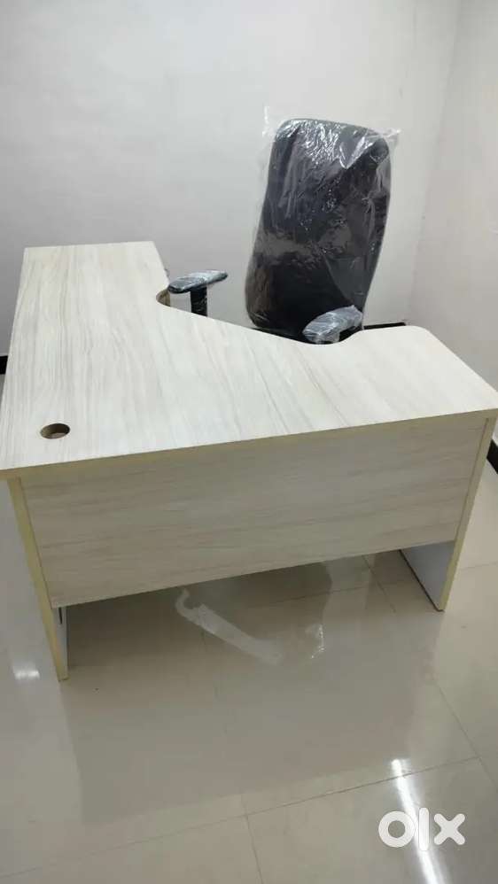 L TABLE AND FEATHERLITE LEATHER CHAIR COMBO