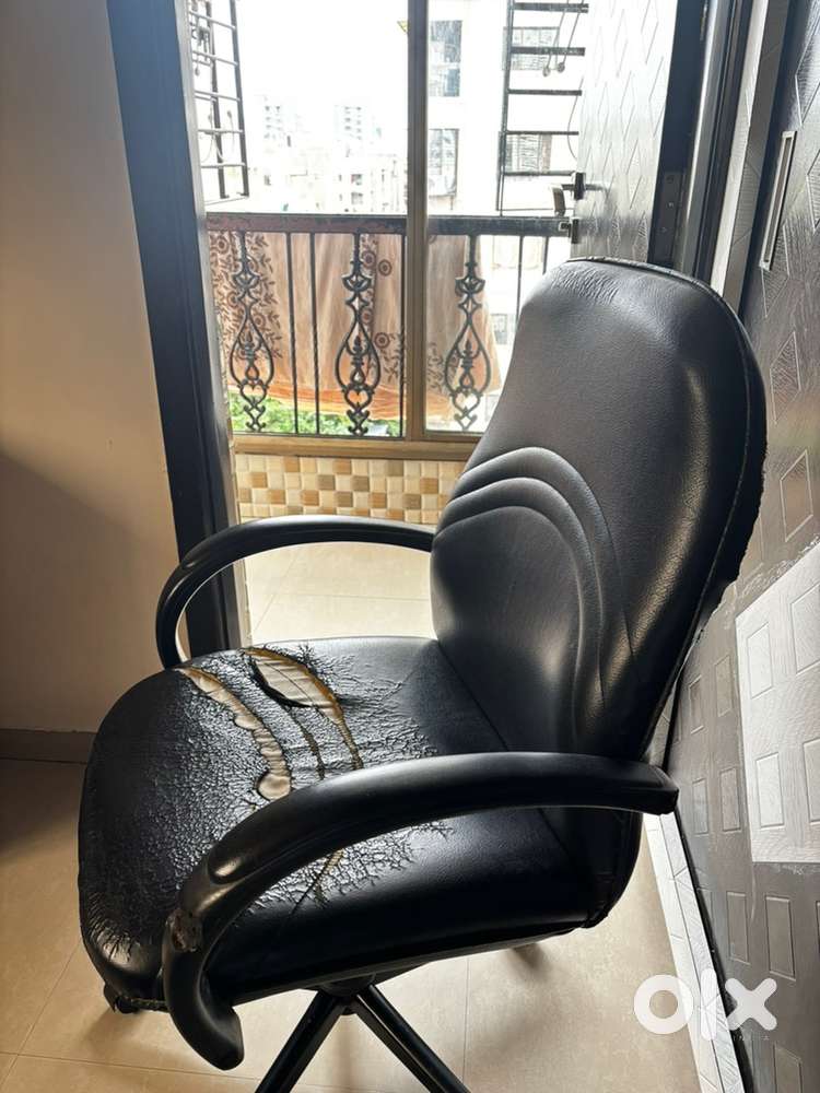 “Revolving Chair with Cushion Support – Excellent Condition”