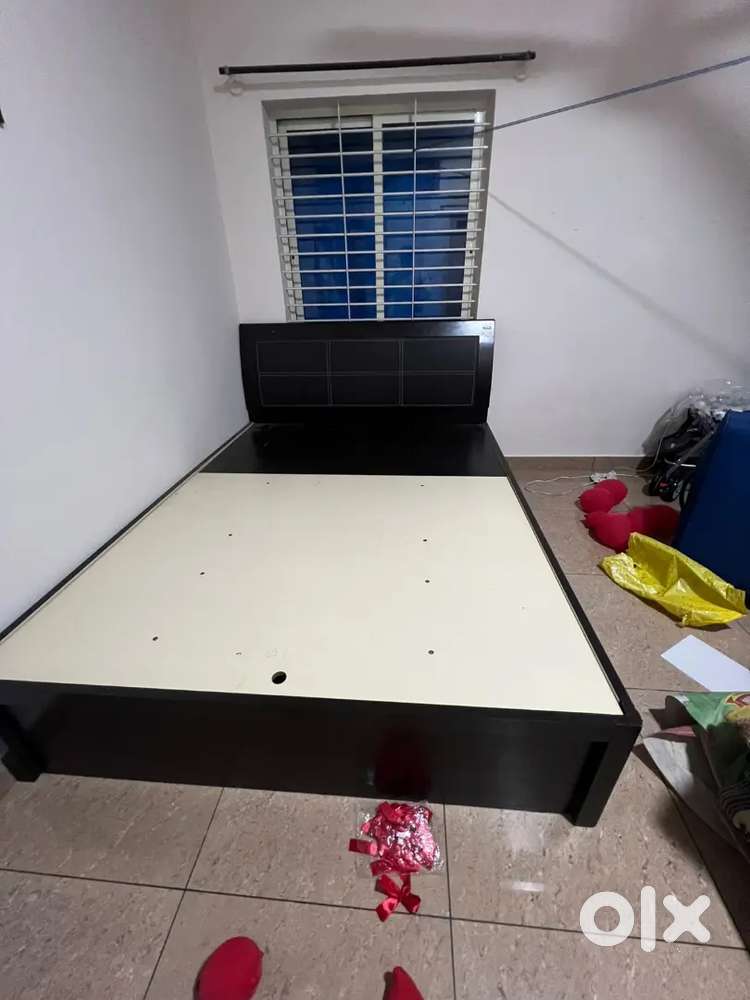 Cot with storage