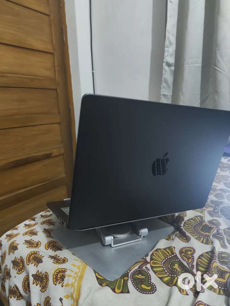 Apple Macbook pro - M4 , 32 GB and 2TB storage