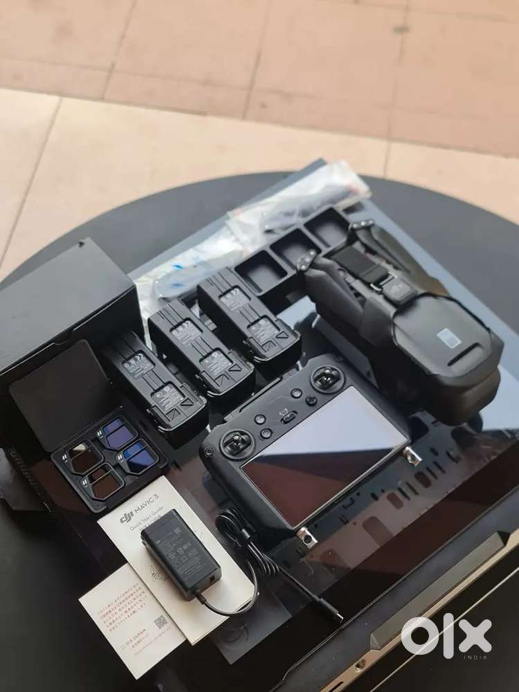 DJ Mavic 4 Pro 512GB Creator Combo (RC Pro 2) O4+ 10-bit 30km HDR Vide