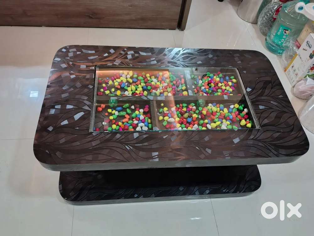 Sleek solid wood center table - Great condition, Great value