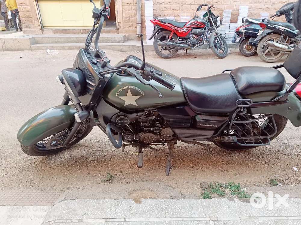 Um renegade commando 300 cc