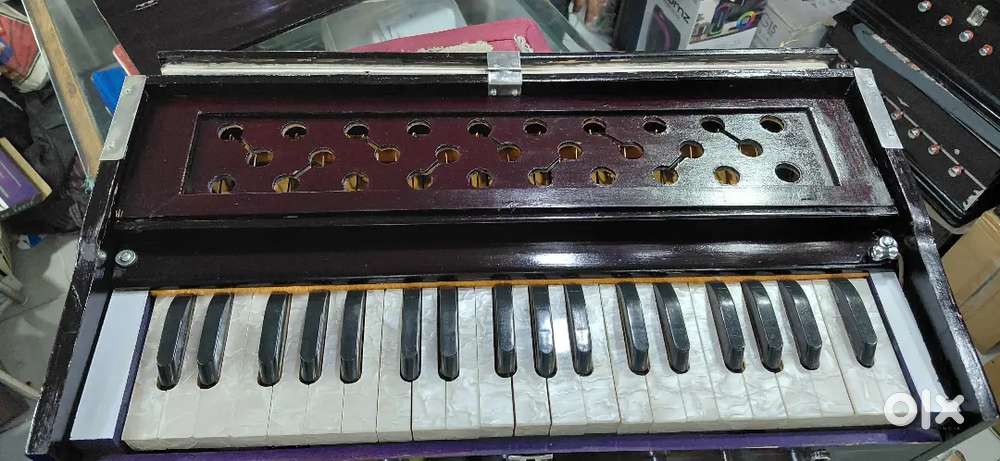 Harmonium with coupler