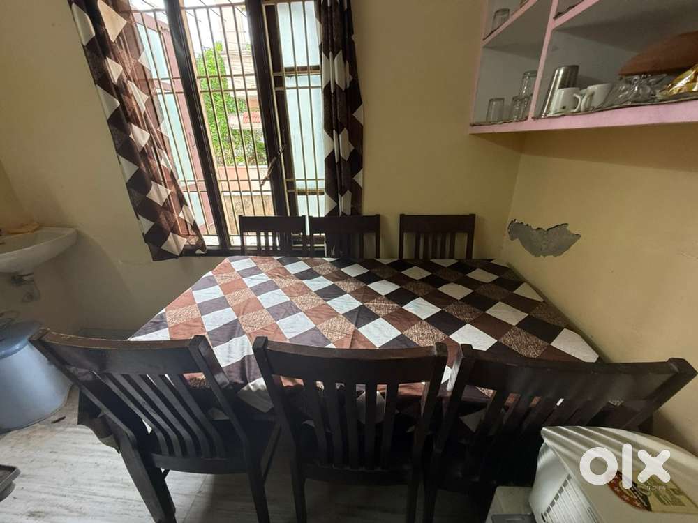 DAMRO 6 seater dining table