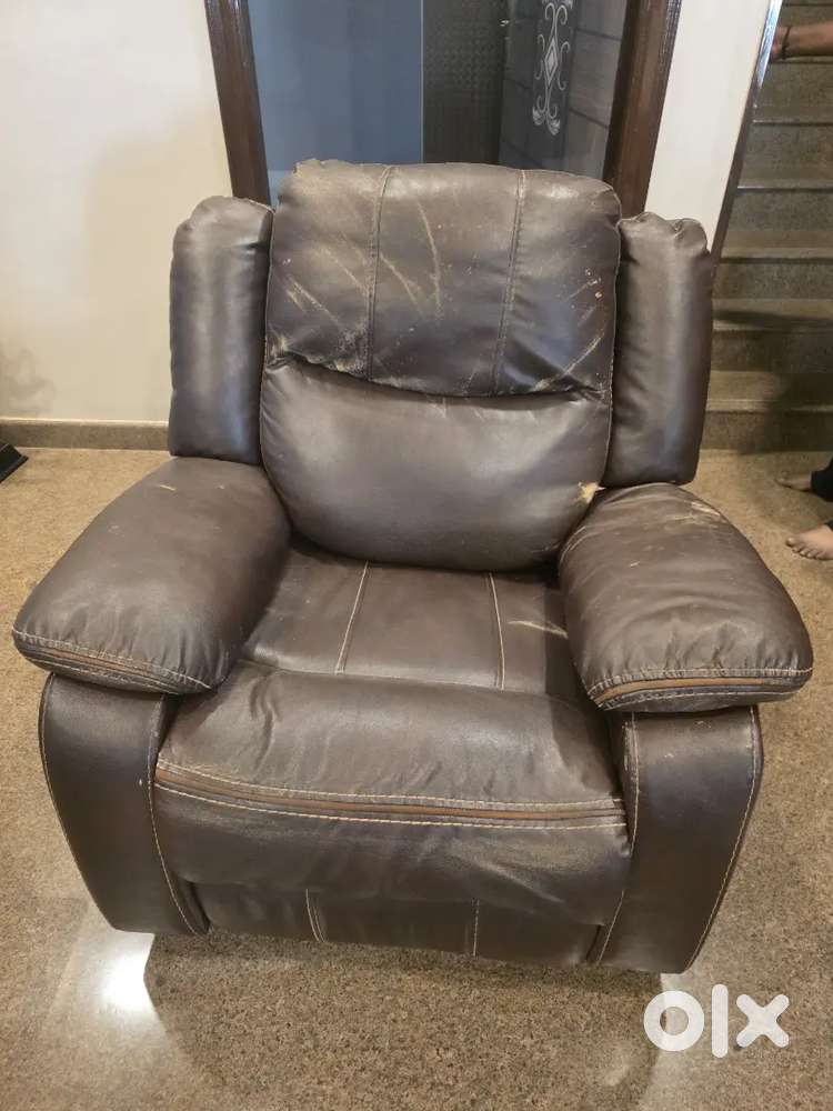Royaloak Leather Single Recliner for Sale in good working condition