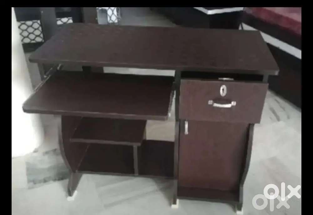 Computer table