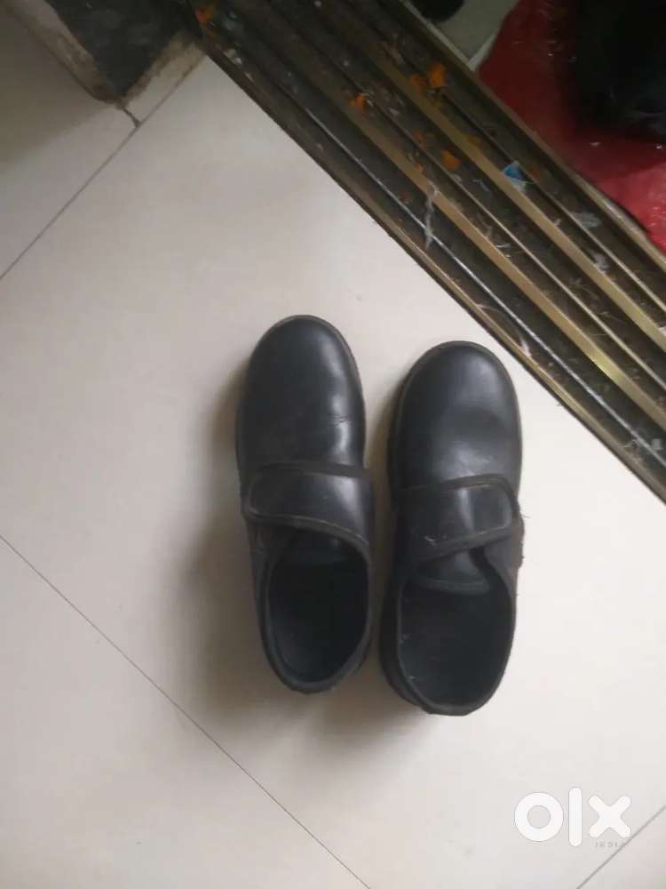Shoes black 10 to 12 yr old boy