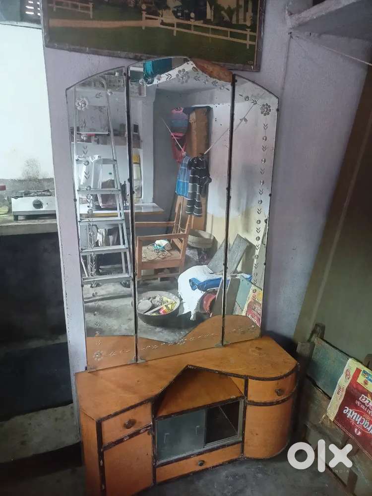Dressing table ( 3pice mirror)