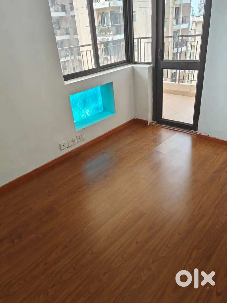 3Bhk+4toilets + Servent, Semi Furnished Flat, Immediately Available