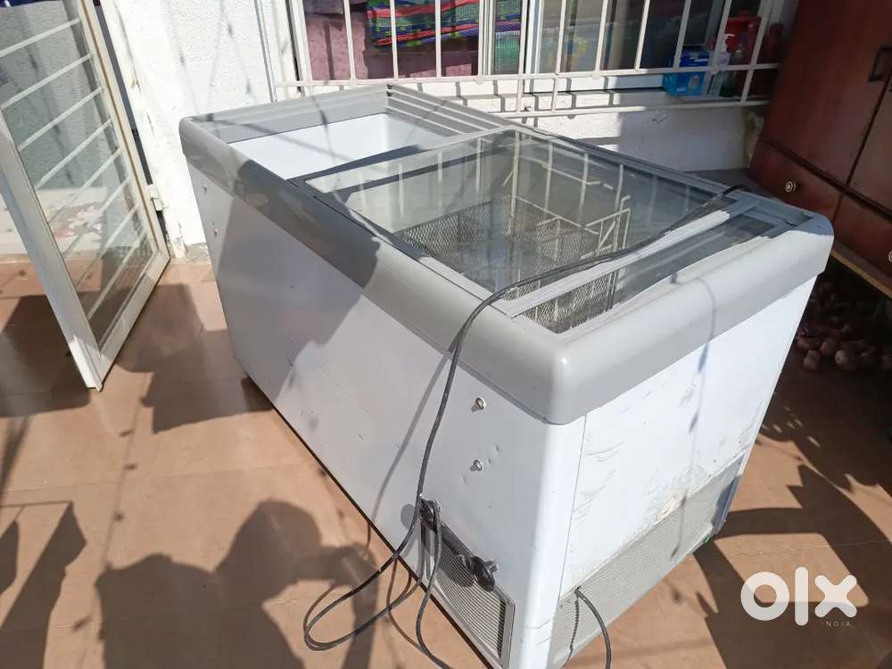 Western Refrigerator 400 Litre Deep/ Ice cream Fridge Glass Top doors