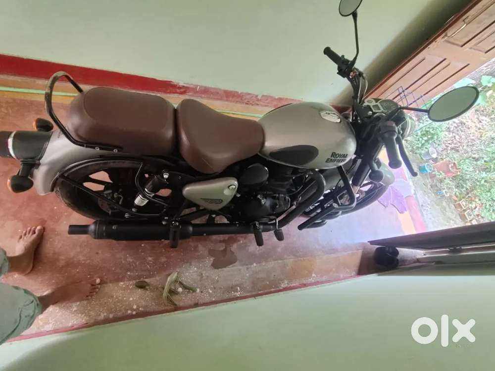 Royal Enfield classic 350 showroom maintained