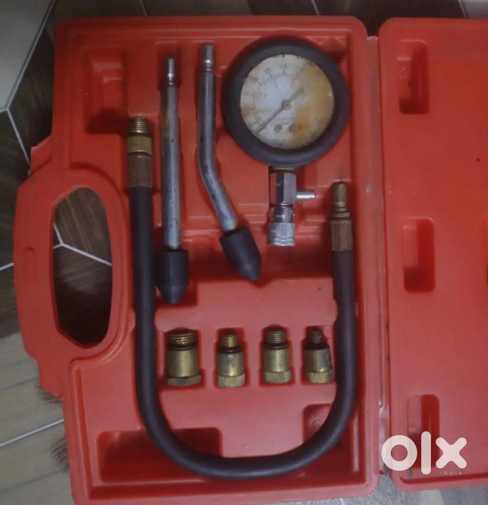Engine compression gauge