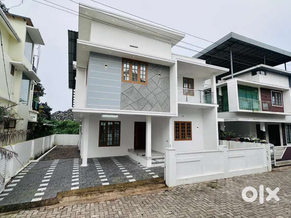 4.5 cent 1700 sqft 3bhk attached Kizhakkambalam pukkattupady road