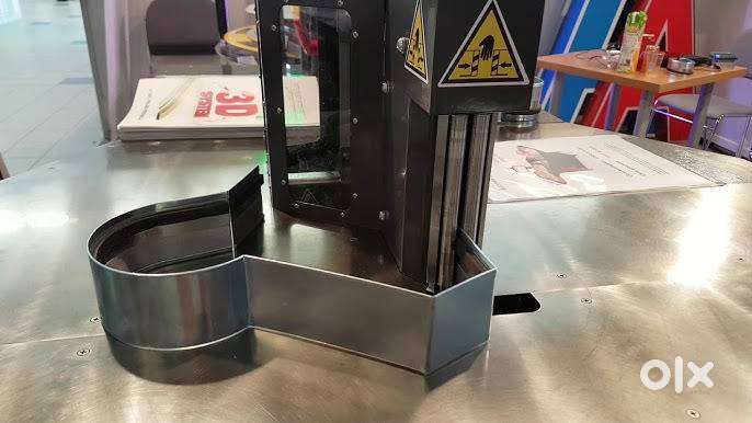 Aluminium letter bending machine operator