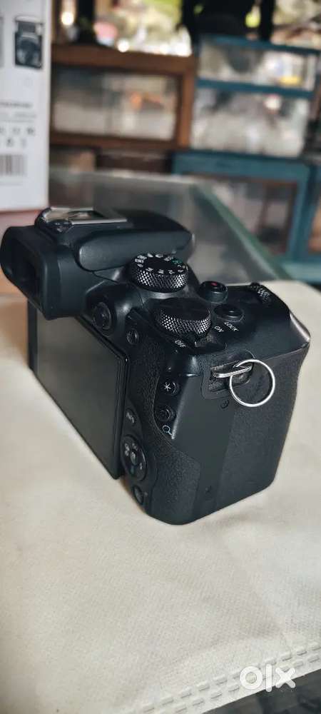 Canon R10 Mirrorless Camera with Lense kit + 3 battery