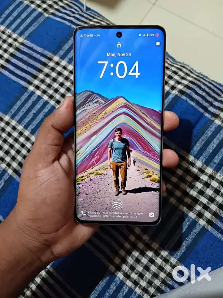 Vivo y400 pro 5g only 2 month use box charger hai