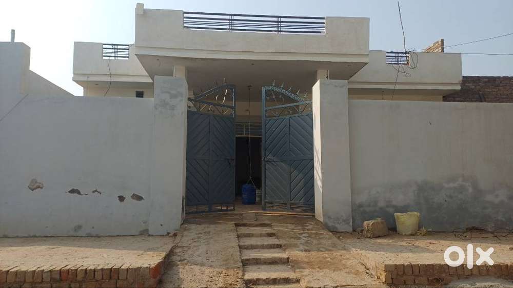 Independent house 4bhk with great loby car parking available inside