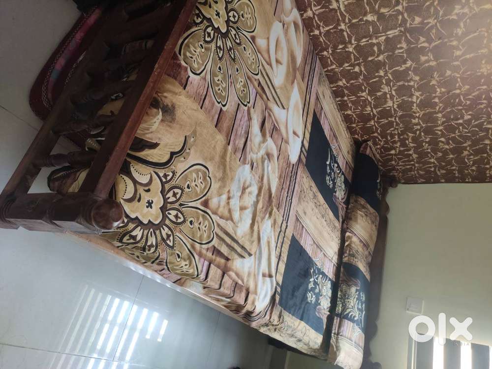 5 Years Old Cot with Mattress for Sale