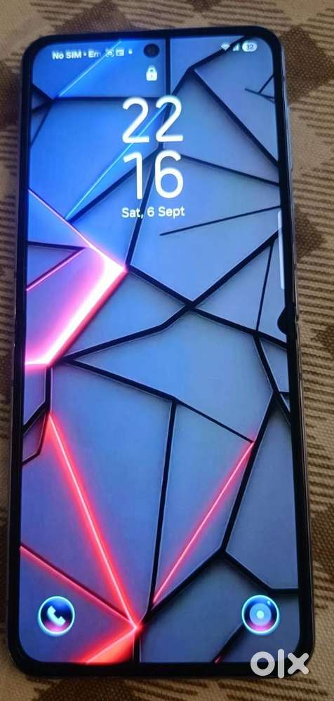 Samsung flip 4 128 gb with a small dot