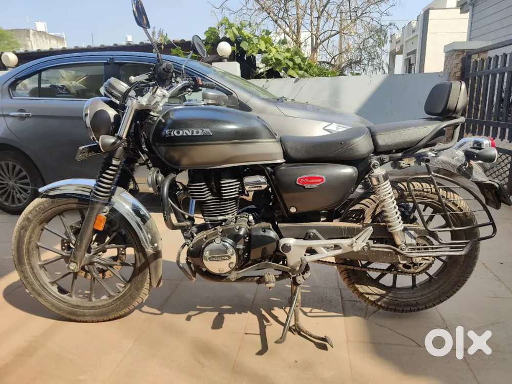 Honda H’ness CB 350 DLX2 Dual Tone (2022 model).