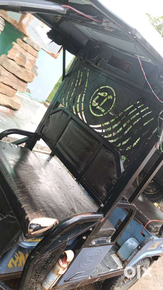 City Life e rickshaw bechna hai