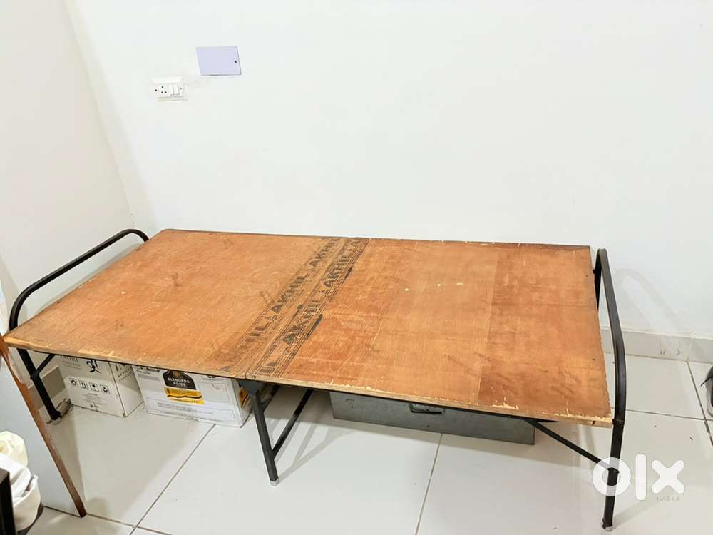 Single foldable bed