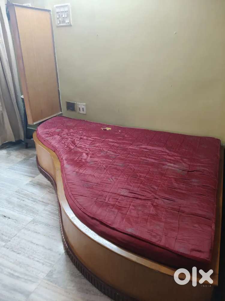 Diwaan type bed in S shape