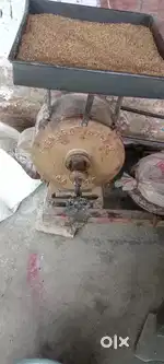 12 इंच आटा चक्की है मोटर नहीं है पैसे कम कर लेगे हमको बडी लेना‌ है
