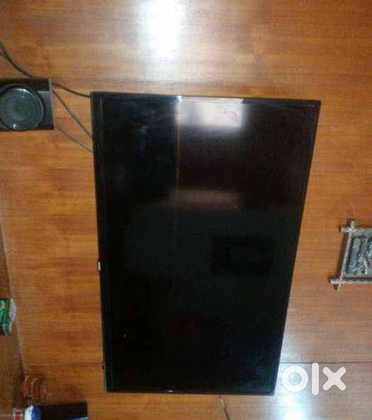 Sparingly used 49 Vu California LED TV with multi options HDMI n USB