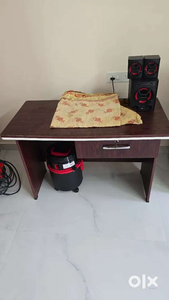 Computer table
