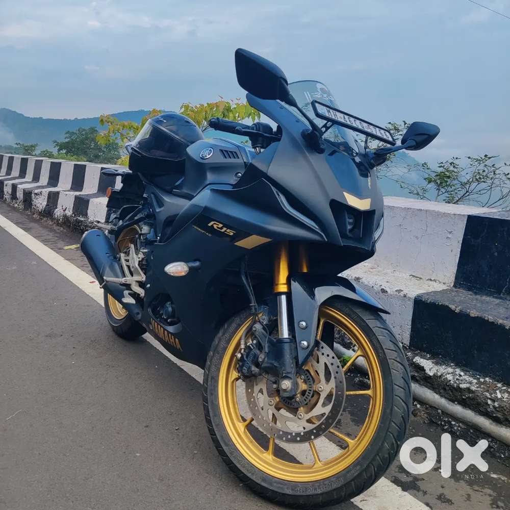 R15 v4 dark knight colour with golden alloys