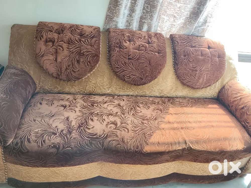 FIRST QUALITY 7 SEATER SOFA SET NEAT AND CLEAN