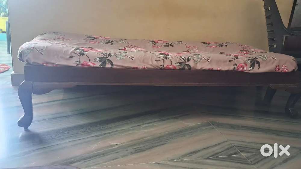 Nice single bed( diwan)