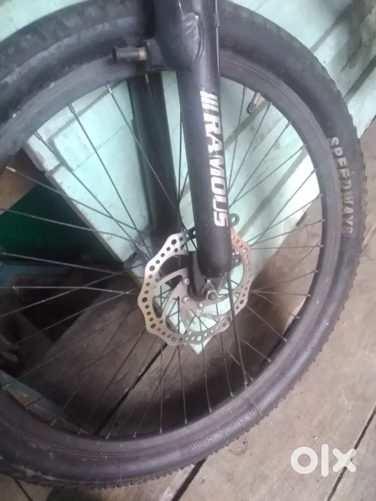 Cycle with disc brake and suspension non gear