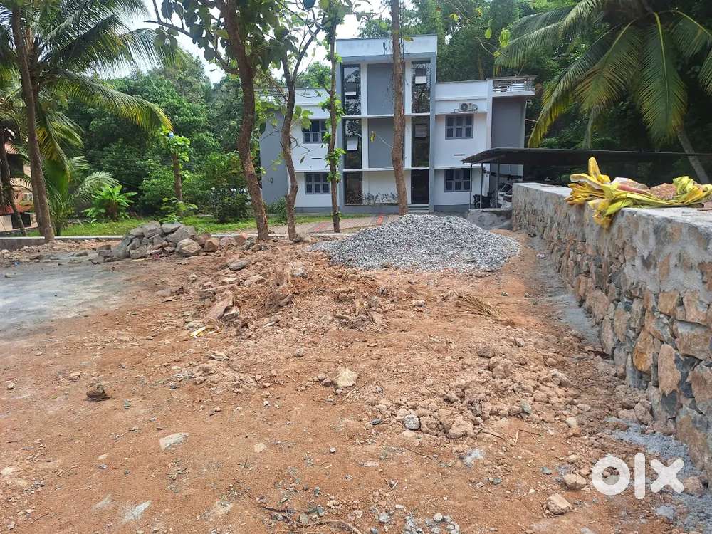 7.5cent near akullam kummil hyper market