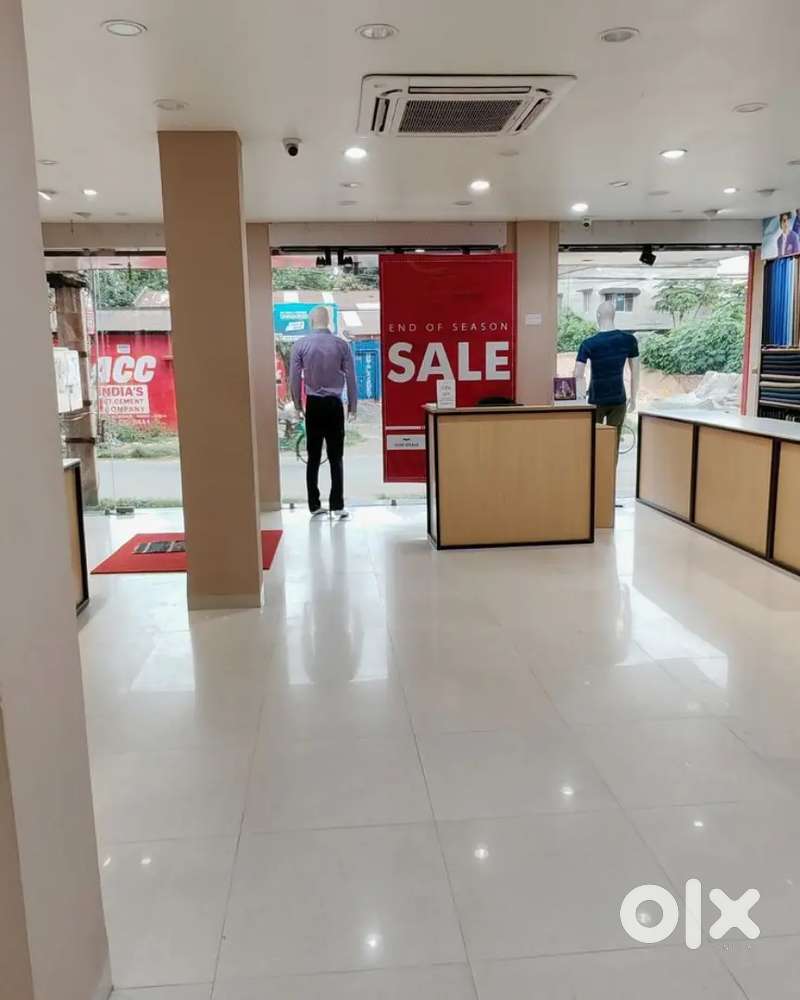 શોરૂમ ગ્રાઉન્ડ ફ્લોર ભાડે આપવાનો છે @યાજ્ઞિક રોડ થી નજીક