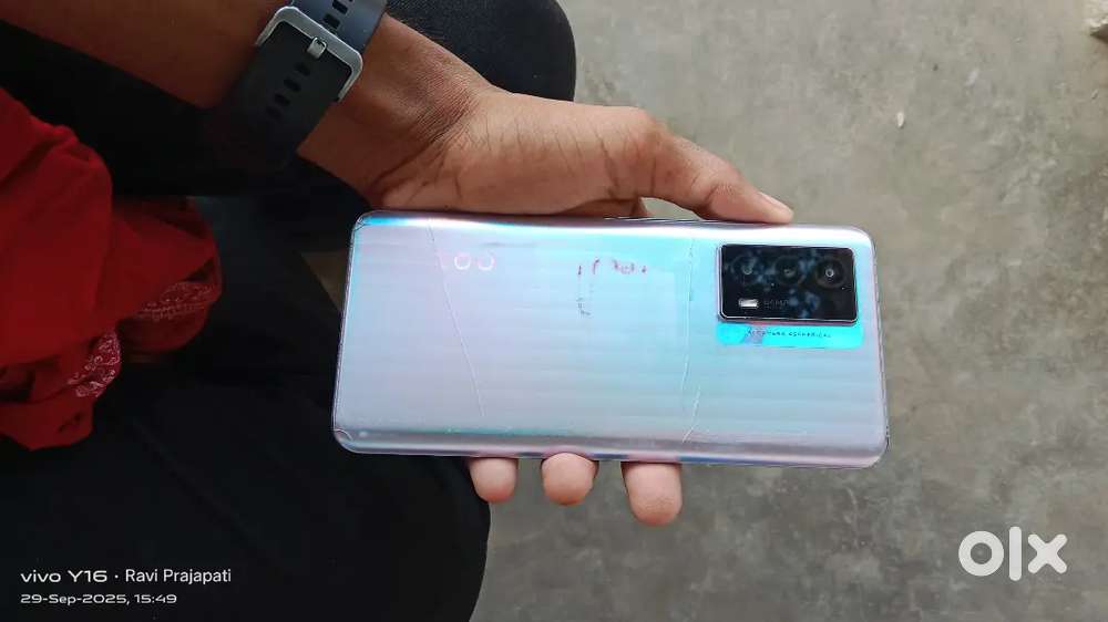 iQOO z5 5g 8/128 ekdam mast condition me hai phone