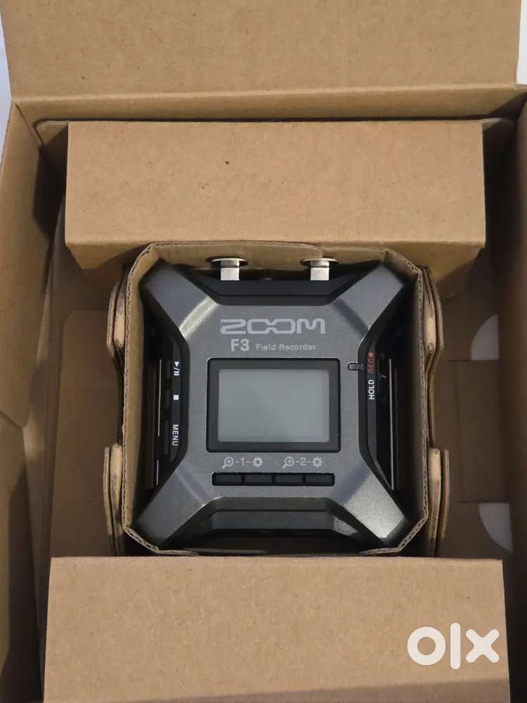 Zoom F3 Professional Field Recorde( 3 month old)