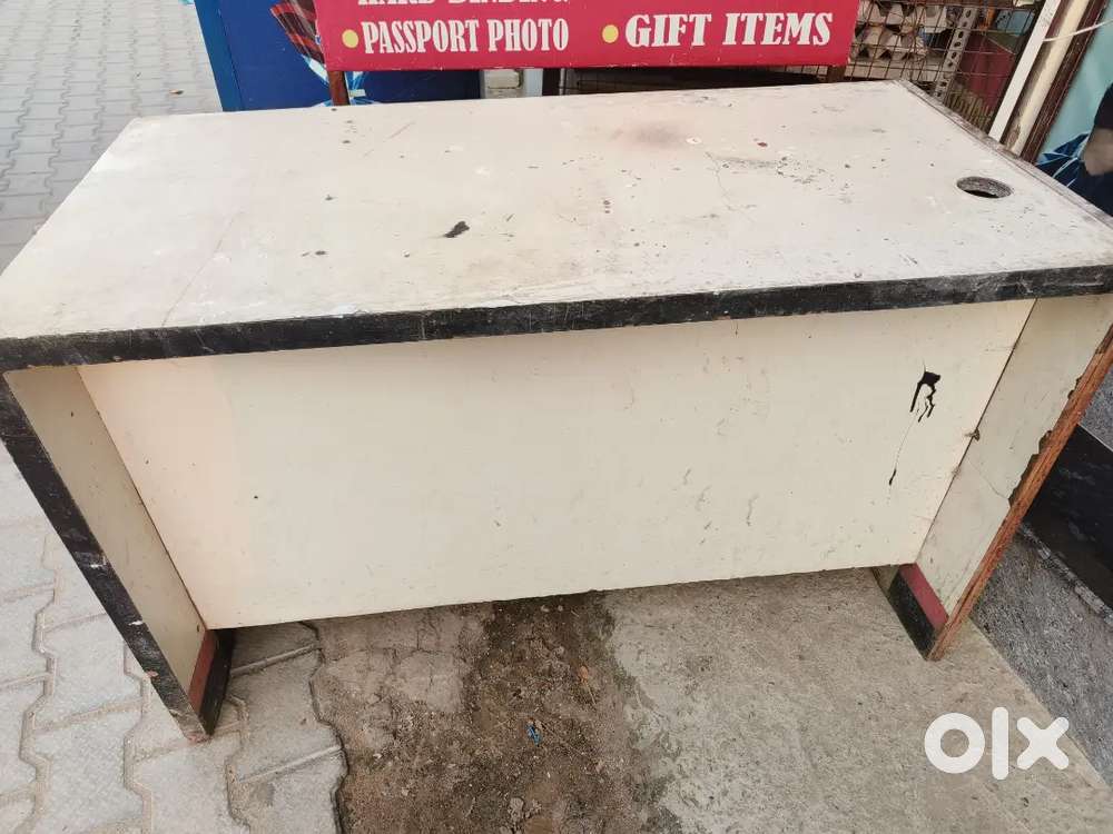 Computer table (counter)