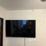Hisense 139 cm (55 inches)  4K Ultra HD (internal screen is broken).
