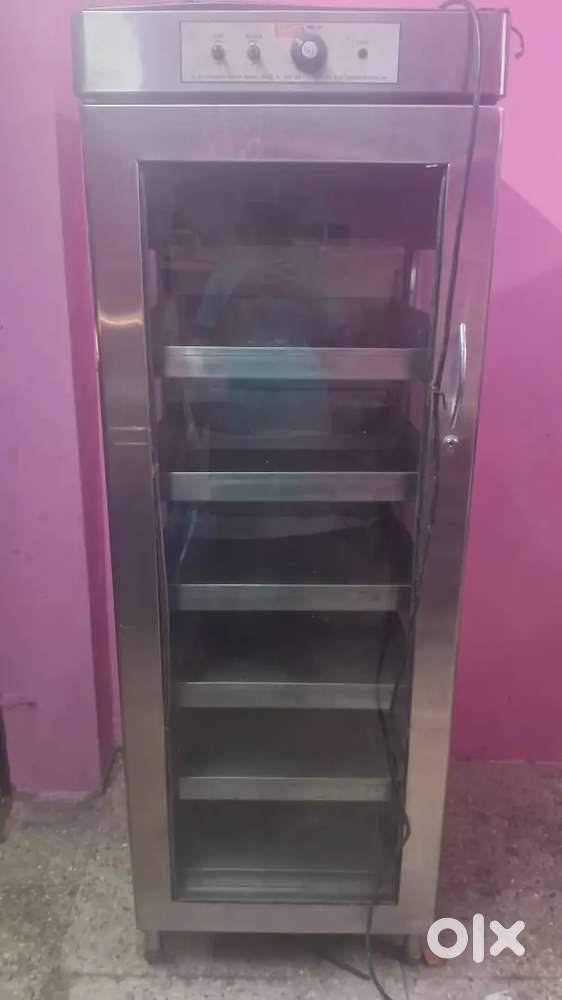 Bakery use hotcase to keep bakery products hot and fresh