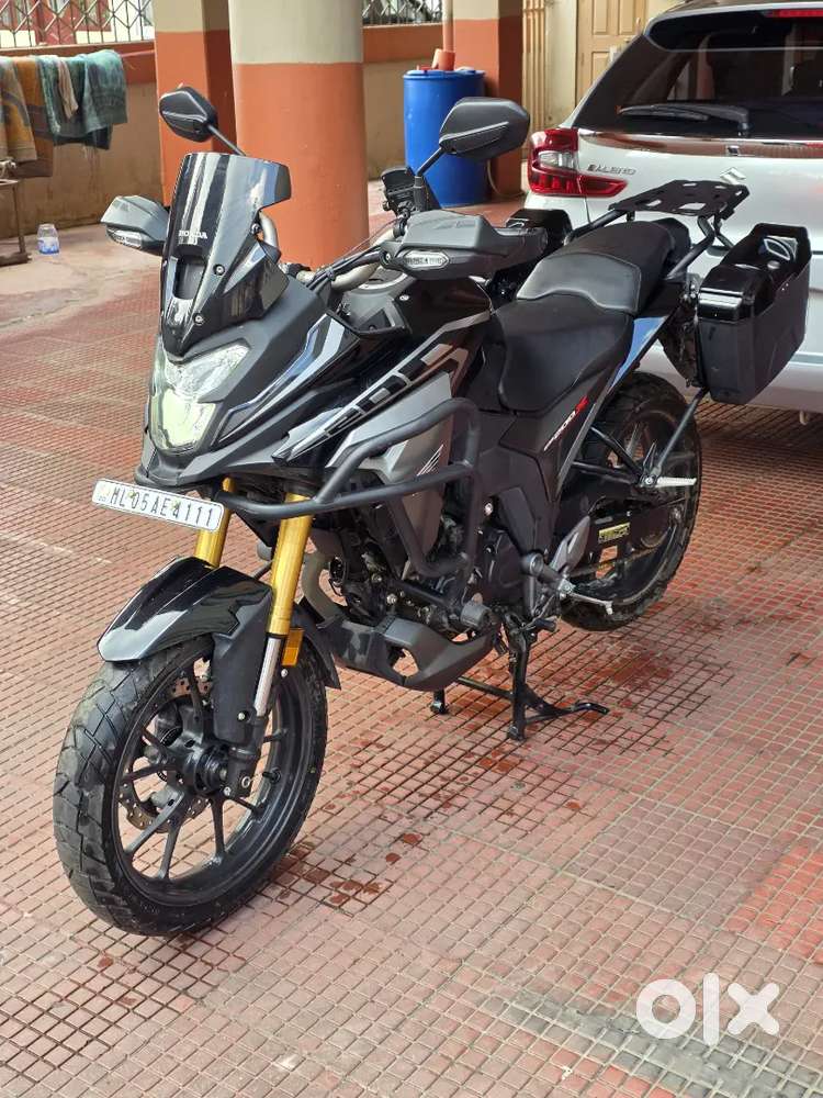 Honda CB200X Black with accessories - looks new